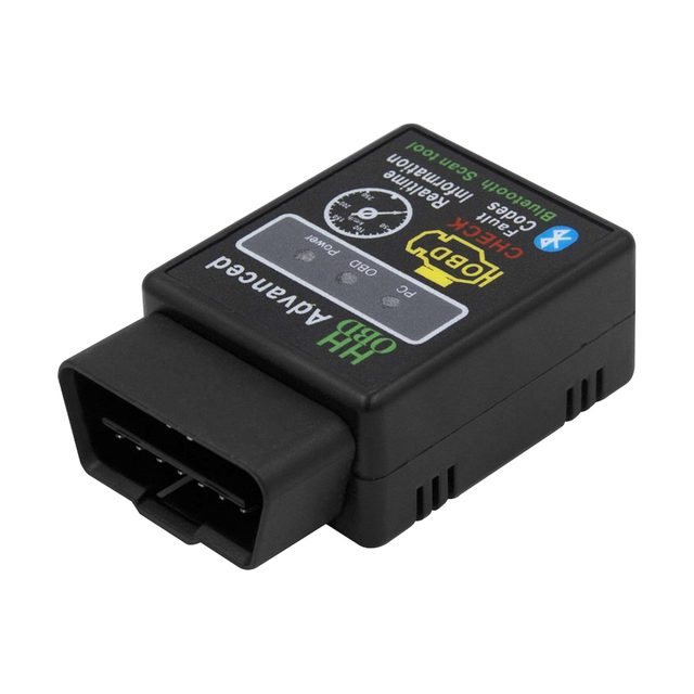 Adattatore ELM327 Bluetooth nero visto di sbieco, con il connettore OBD2 a 16 pin in primo piano