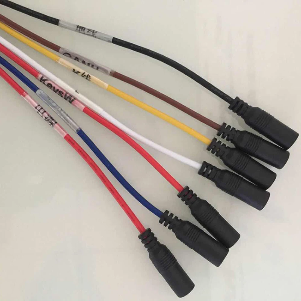 Cable Adaptador OBD EFI para vehículos diesel enrollado sobre superficie blanca