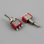 Detalle del interruptor de palanca de botón KNX-102 en montaje electrónico