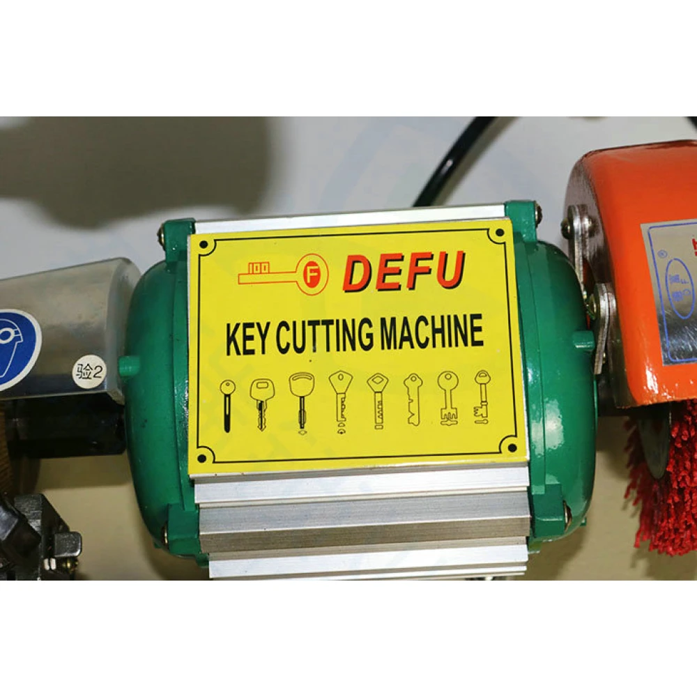 Detalle del cepillo de pulido a la derecha de la máquina duplicadora Defu 2as