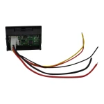 Medidor de energía 7 en 1 en uso midiendo corriente y voltaje