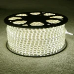 Detalle de tira LED 220V SMD5050 blanco cálido 3000K con protección IP65
